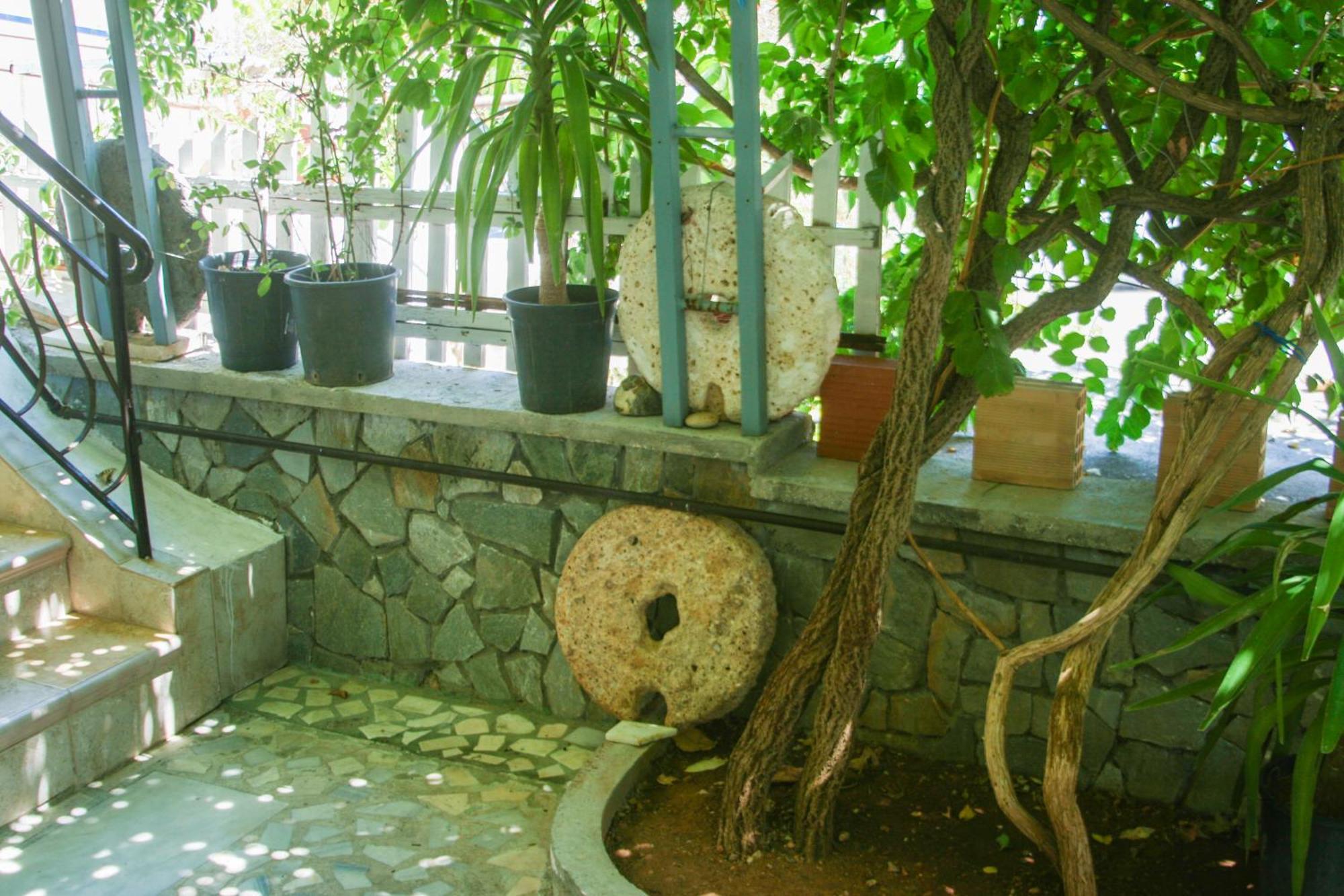George Apartments Livadia  Bagian luar foto