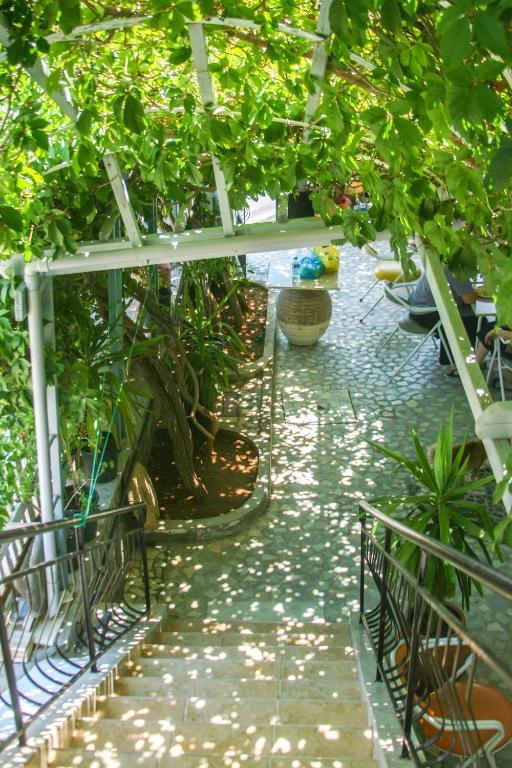 George Apartments Livadia  Bagian luar foto