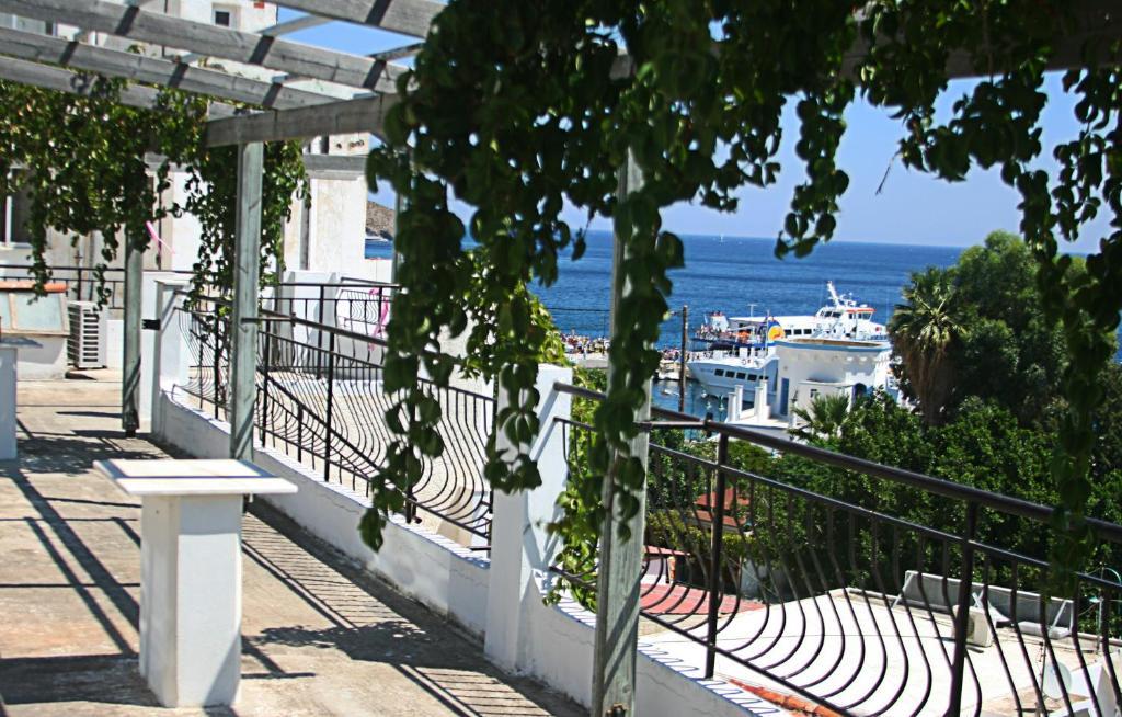 George Apartments Livadia  Bagian luar foto